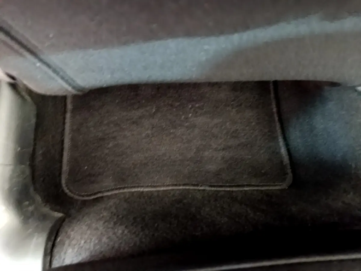 Gros plan sur le tapis de sol noir côté passager avant d'une Citroën C3 blanche 2019 PureTech Graphic