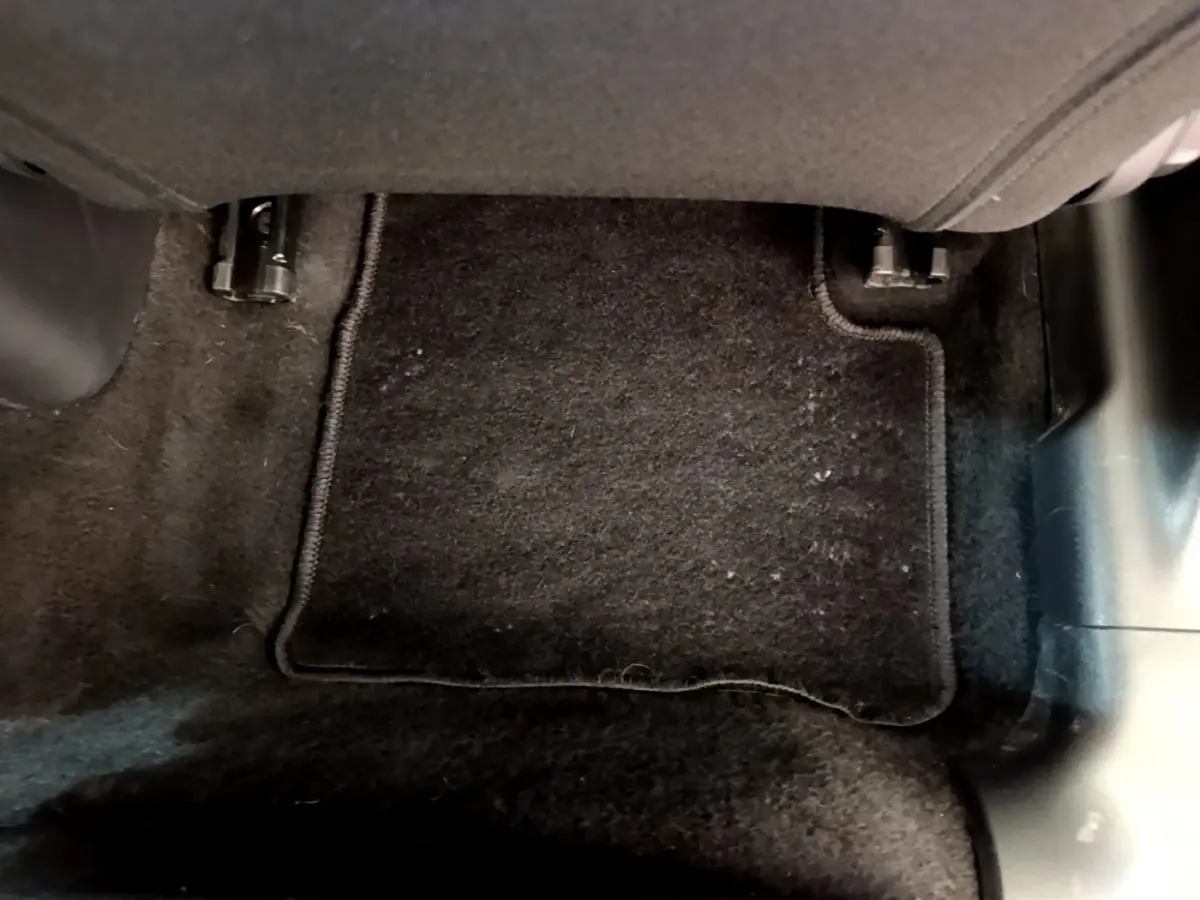 Vue rapprochée du tapis de sol noir côté passager avant d'une Citroën C3 PureTech 82 S&S BVM Graphic blanche de 2019