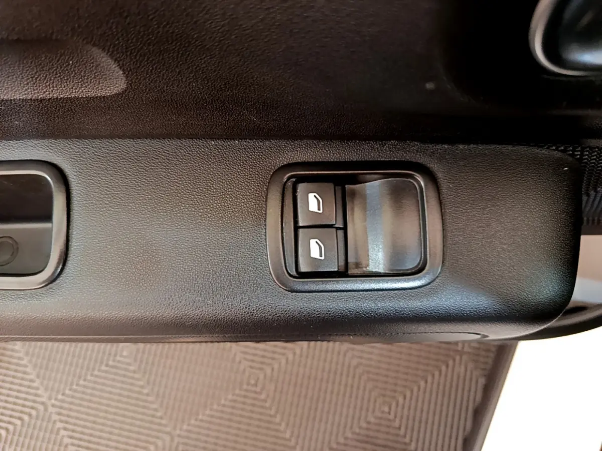 Gros plan sur les commandes de lève-vitres côté conducteur de la Citroën C3 blanche PureTech 2019.