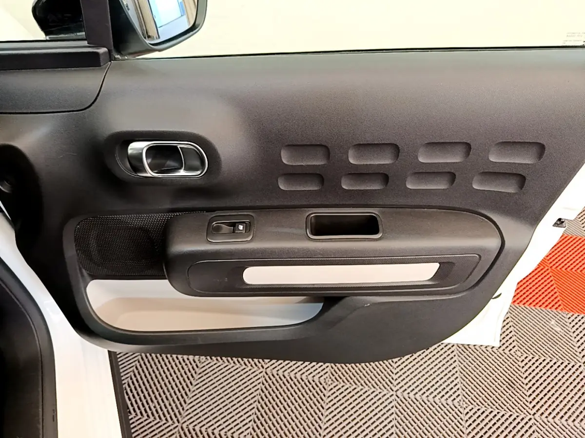 Vue rapprochée de la porte avant gauche noire et blanche de la Citroën C3 PureTech 82 S&S BVM Graphic 2019.