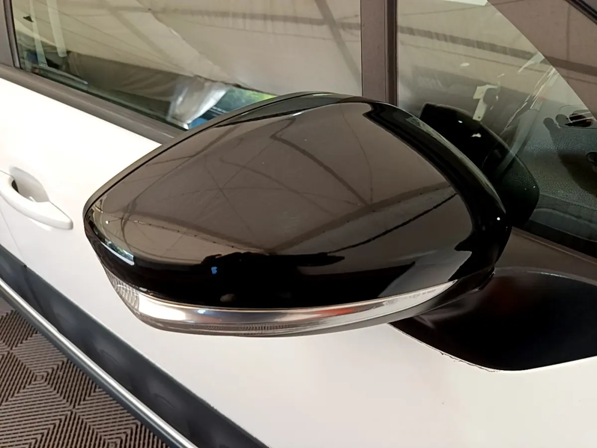 Rétroviseur côté gauche noir brillant avec clignotant intégré sur Citroën C3 blanc 2019 PureTech Graphic