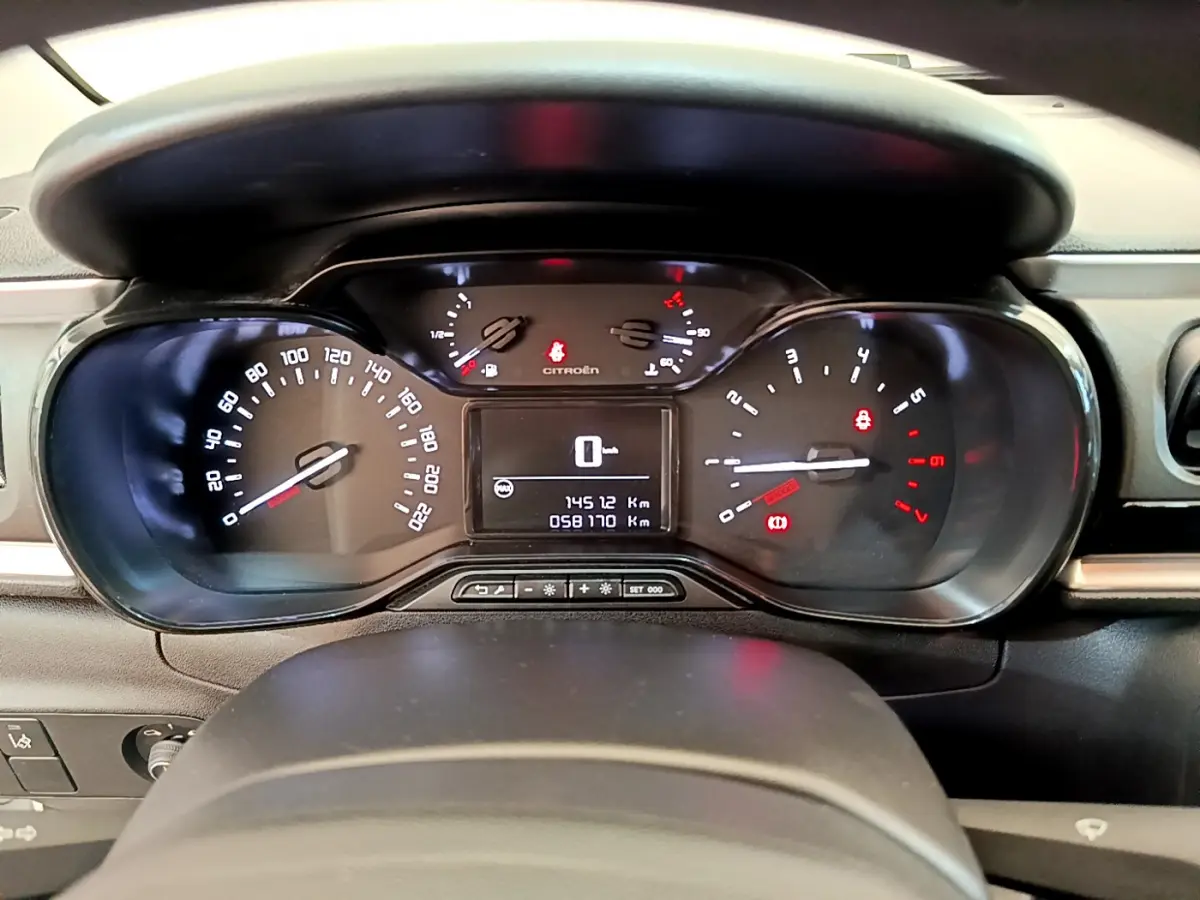 Tableau de bord noir de la Citroën C3 PureTech 2019, affichage numérique et compteurs analogiques visibles.