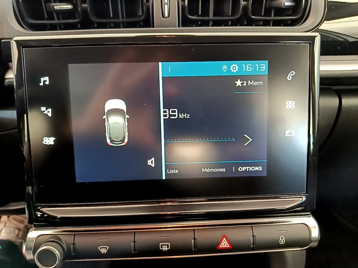 Écran tactile central de la Citroën C3 PureTech 82 blanc, affichant la radio et les options de menu.