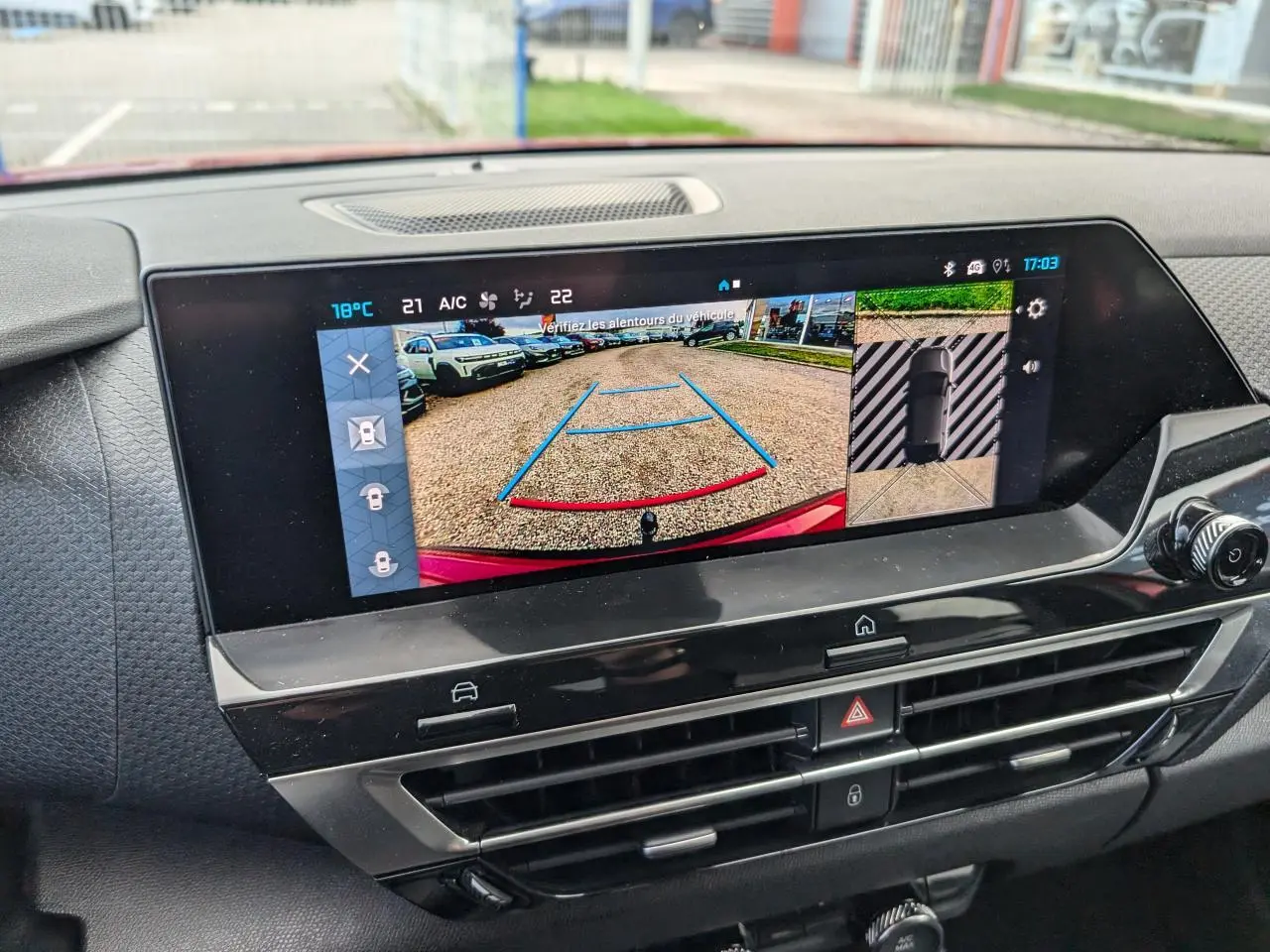 Écran tactile intérieur de la Citroën C4 2024 affichant la caméra de recul avec vision 360° et aides au stationnement.