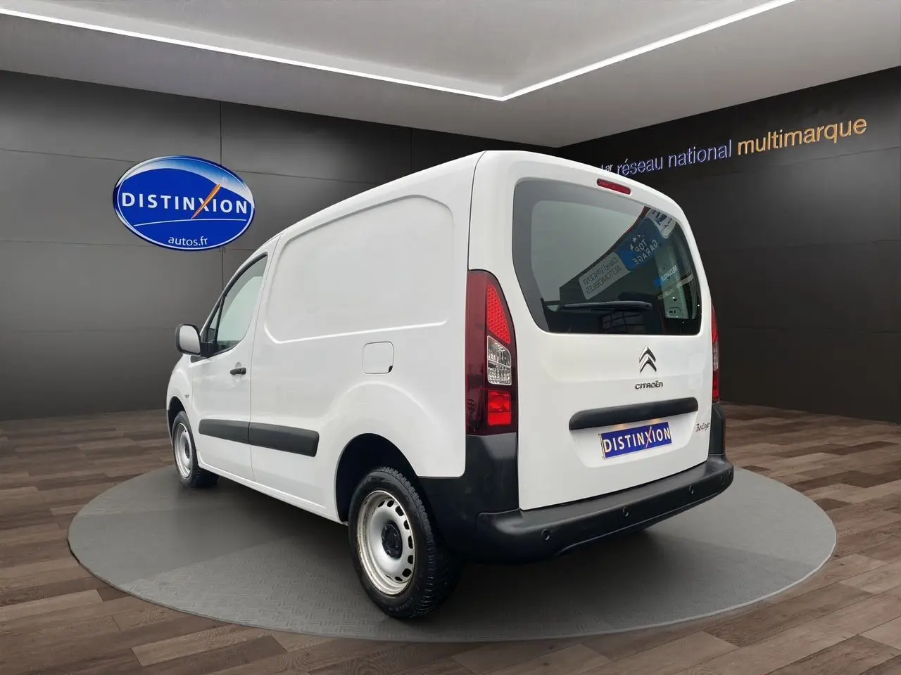 Vue 3/4 arrière droite d’un Citroën Berlingo blanc 2018, version utilitaire avec portes latérales pleines et pare-chocs noirs.