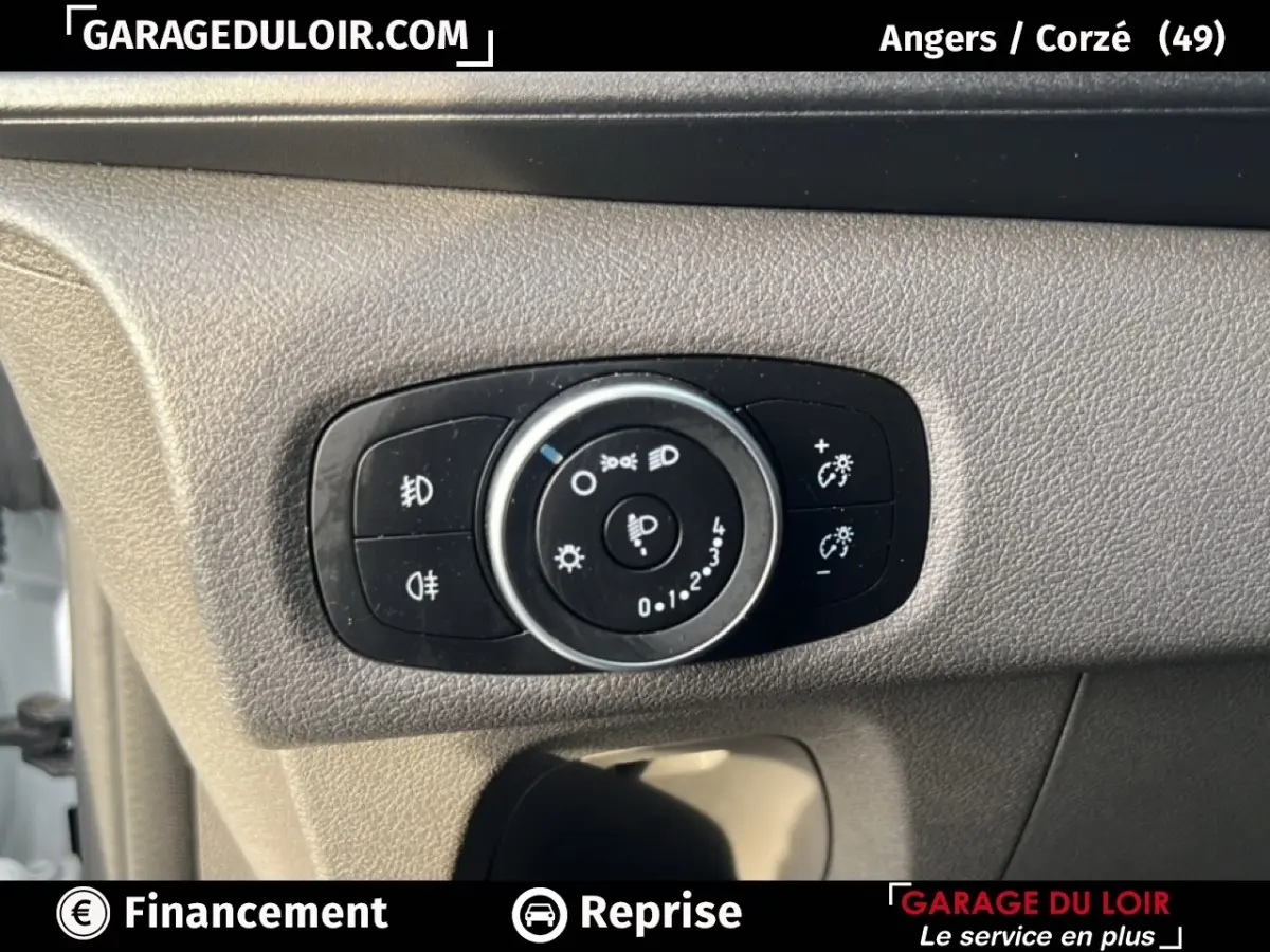 Gros plan sur le bouton de réglage des phares dans l'habitacle du Ford Transit Custom blanc de 2023.