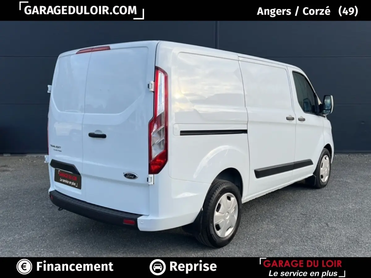 Vue 3/4 arrière droite d'un fourgon Ford Transit Custom blanc 2023 avec feux arrière verticaux et jantes acier.