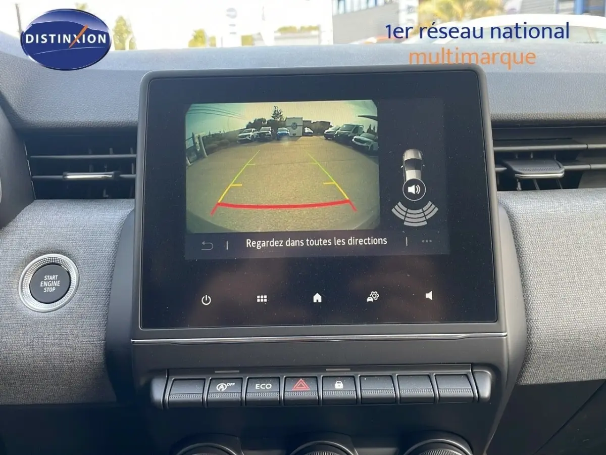 Écran tactile central montrant la caméra de recul dans l’habitacle d’une Renault Clio Evolution Blue dCi 100 2025.