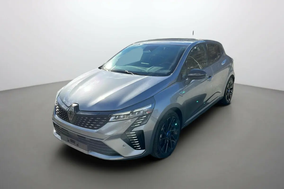 Renault Clio V E-Tech 145 Esprit Alpine Bose gris schiste vue 3/4 avant avec jantes alu noires et feux LED.