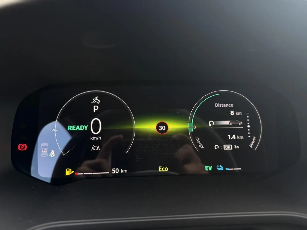 Tableau de bord numérique du Renault Captur 2026 affichant la vitesse, autonomie, mode Eco et indicateurs hybrides.
