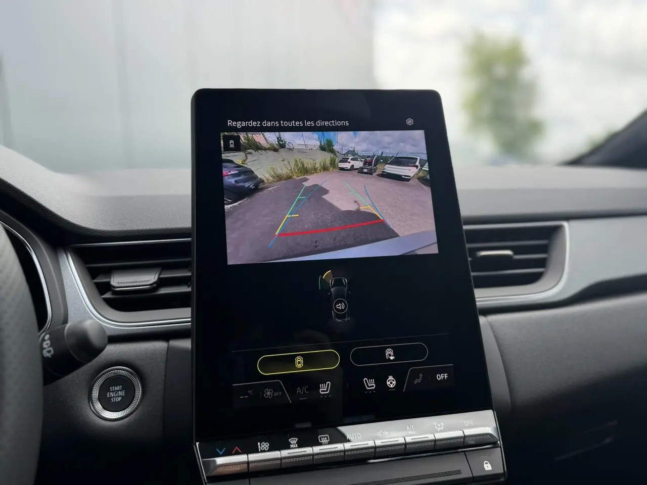 Intérieur du Renault Captur 2026, vue centrale de l’écran tactile affichant la caméra de recul en marche.