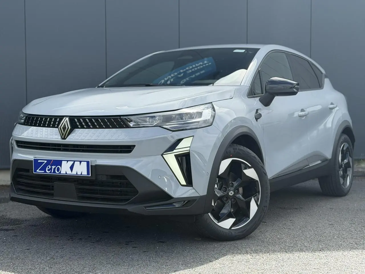 Renault Captur 2026 gris Rafale en 3/4 avant droit, avec jantes aluminium 18" Black Hole et calandre moderne.