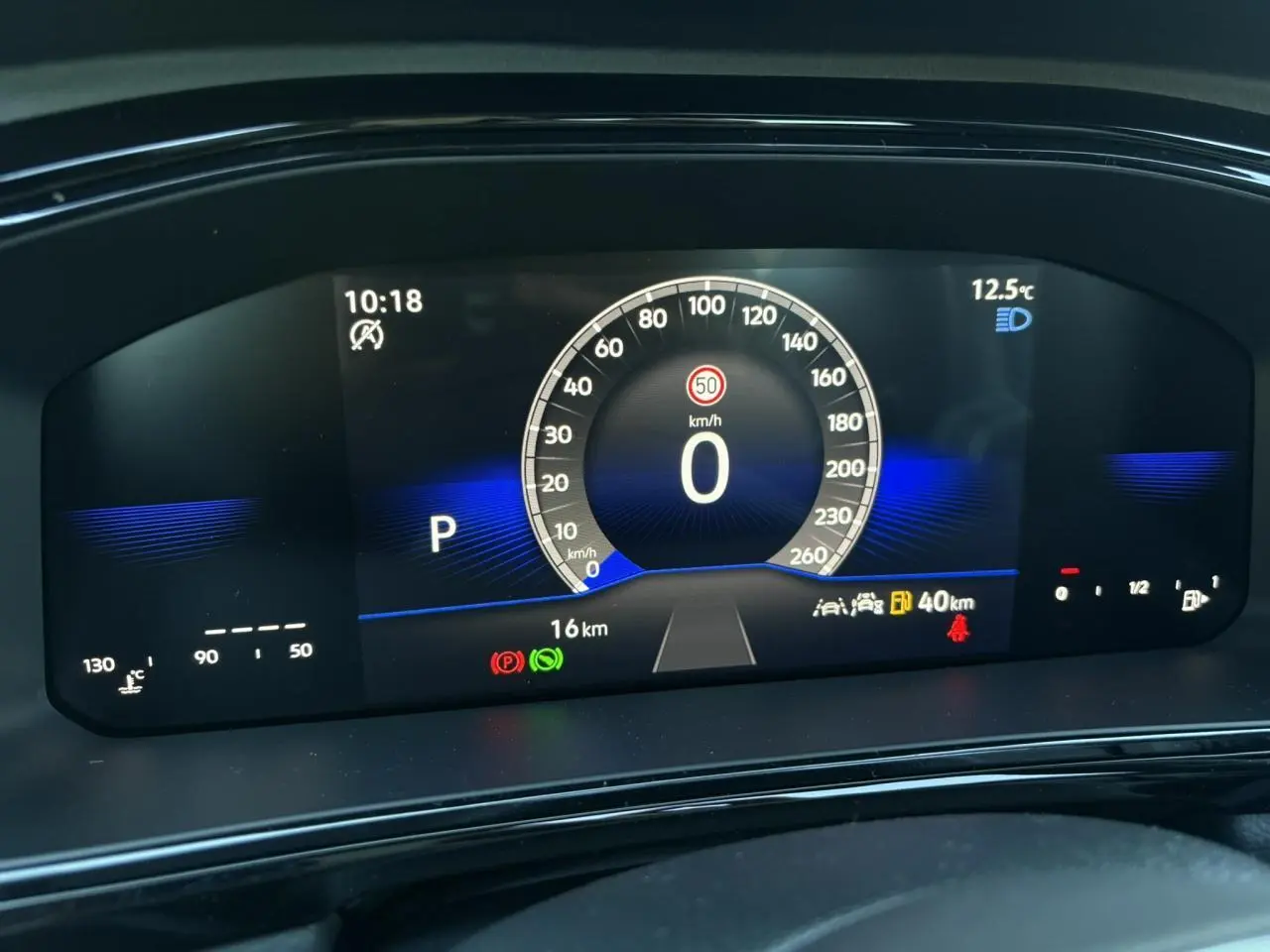 Combiné d'instruments digital du Volkswagen T-Roc 2.0 TDI 150 DSG7 R-Line affichant vitesse, température et alertes.