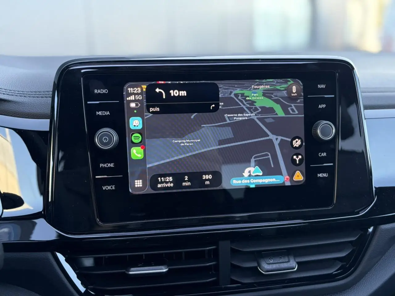 Écran tactile central du Volkswagen T-Roc 2.0 TDI R-Line 2025 affichant la navigation GPS en mode nuit.