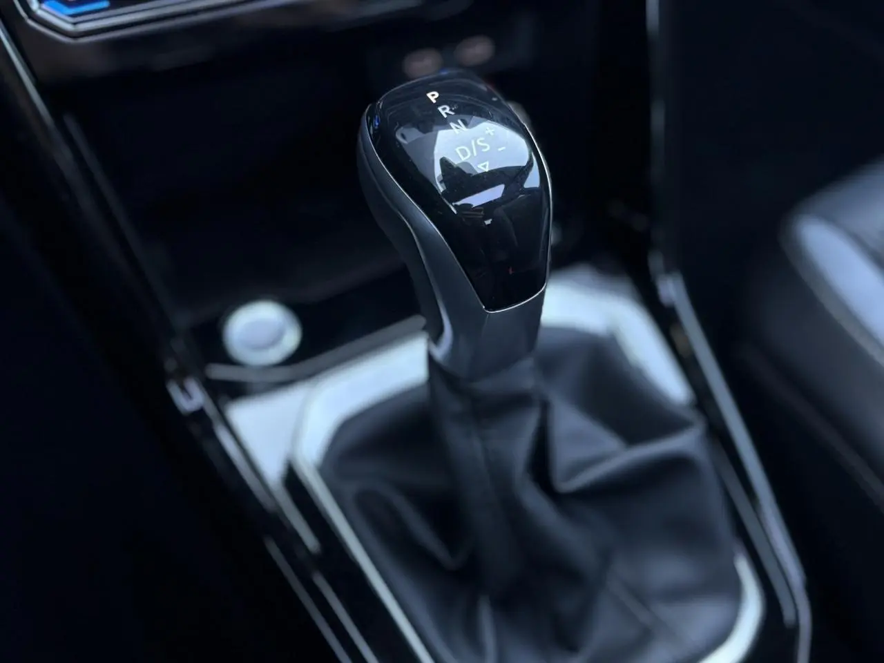 Le levier de vitesses automatique noir du Volkswagen T-Roc 2.0 TDI R-Line vu en gros plan intérieur.