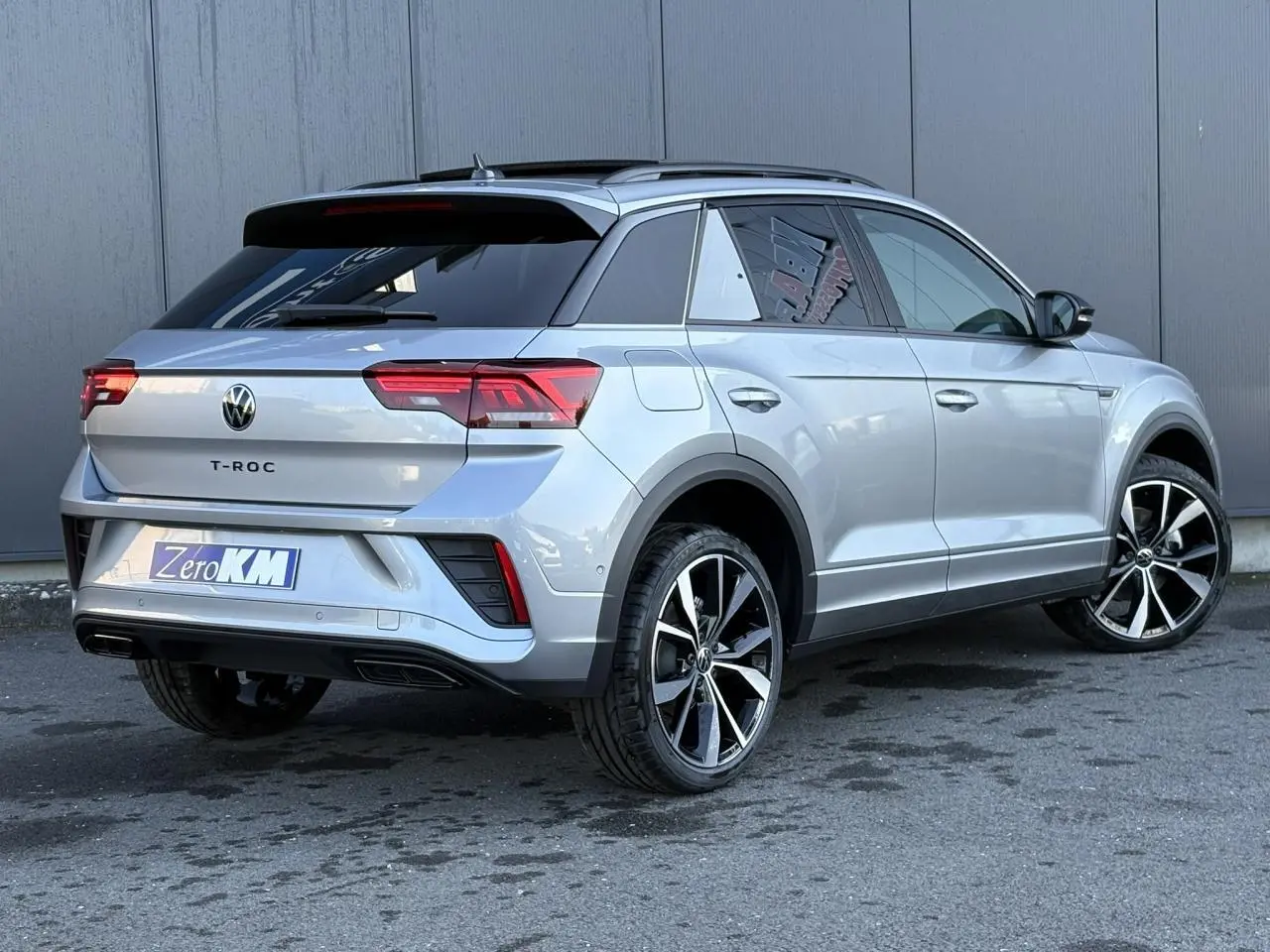 Volkswagen T-Roc gris pyrite en 3/4 arrière droit avec jantes alliage 19" et toit ouvrant visible