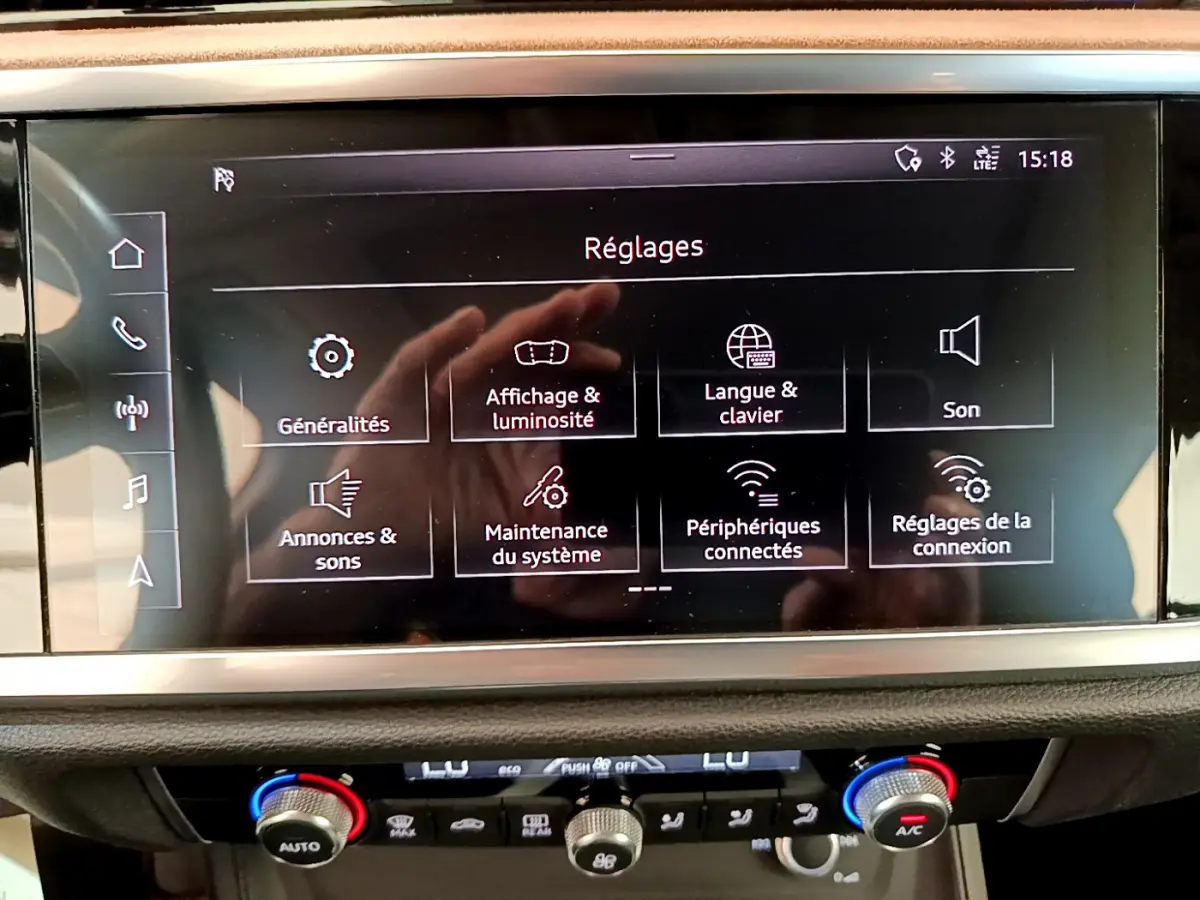 Écran tactile central affichant le menu Réglages dans l’habitacle de l’Audi Q3 bleu 35 TDI 2020.