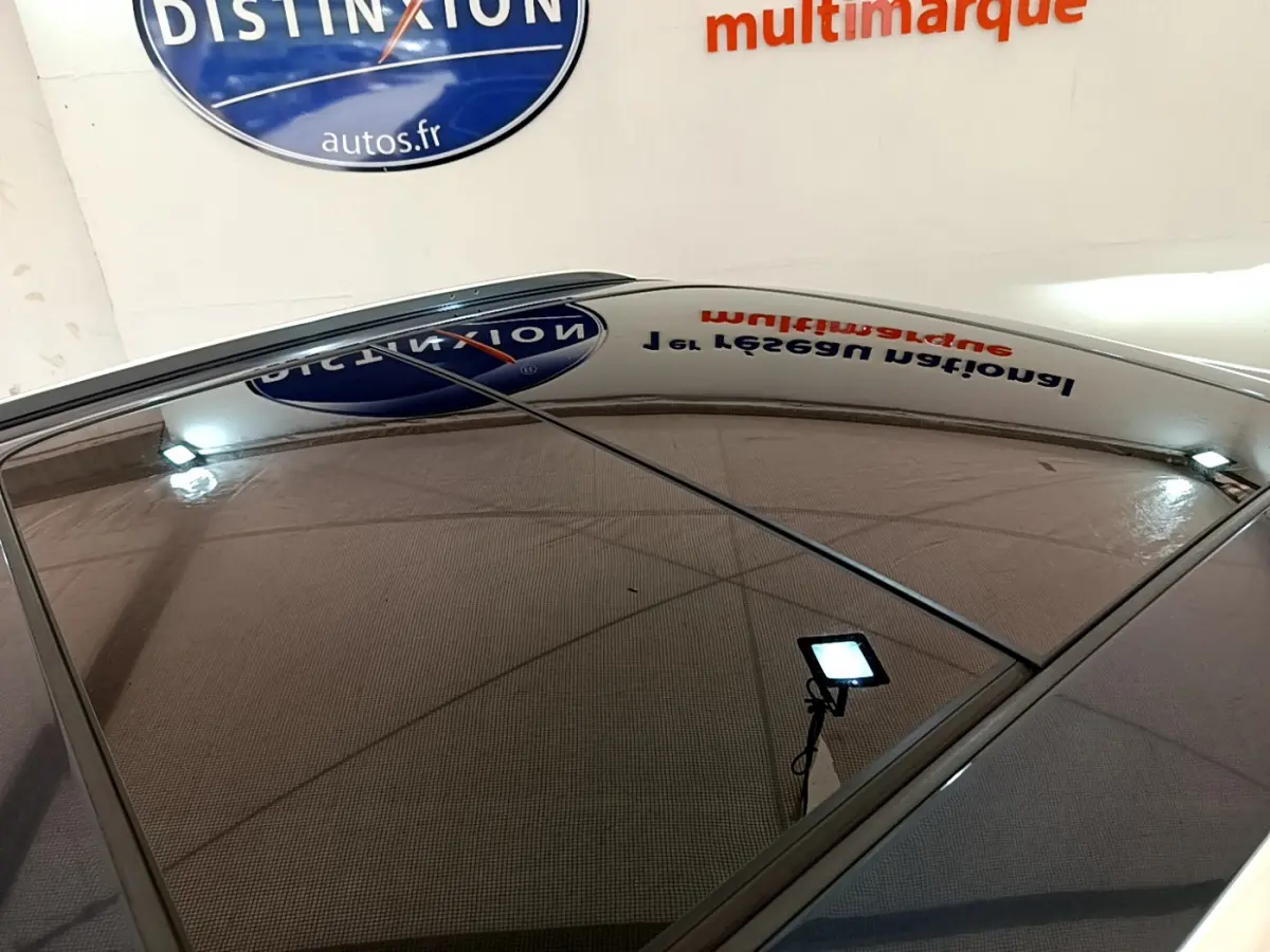 Toit panoramique en verre de l'Audi Q3 bleu 35 TDI 150 S tronic Business Line vu de dessus en intérieur