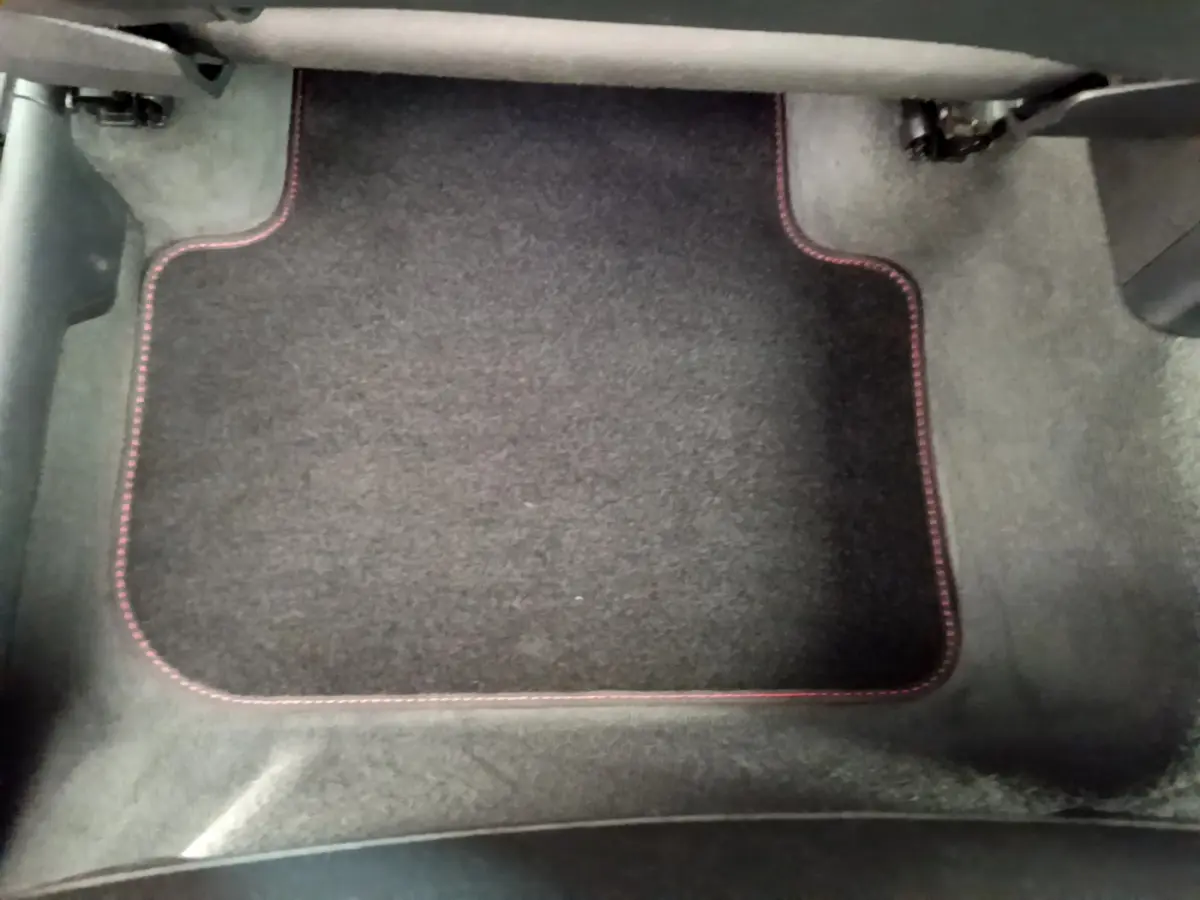 Tapis de sol noir avec surpiqûres rouges dans l'habitacle d'un Audi Q3 35 TDI 150 S Tronic Business Line bleu 2020