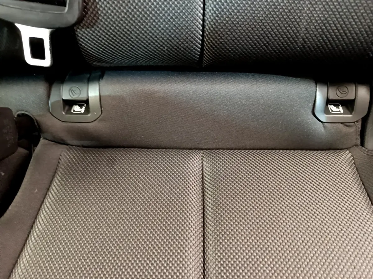 Gros plan sur la banquette arrière noire de l'Audi Q3 35 TDI 2020 avec fixations Isofix visibles.