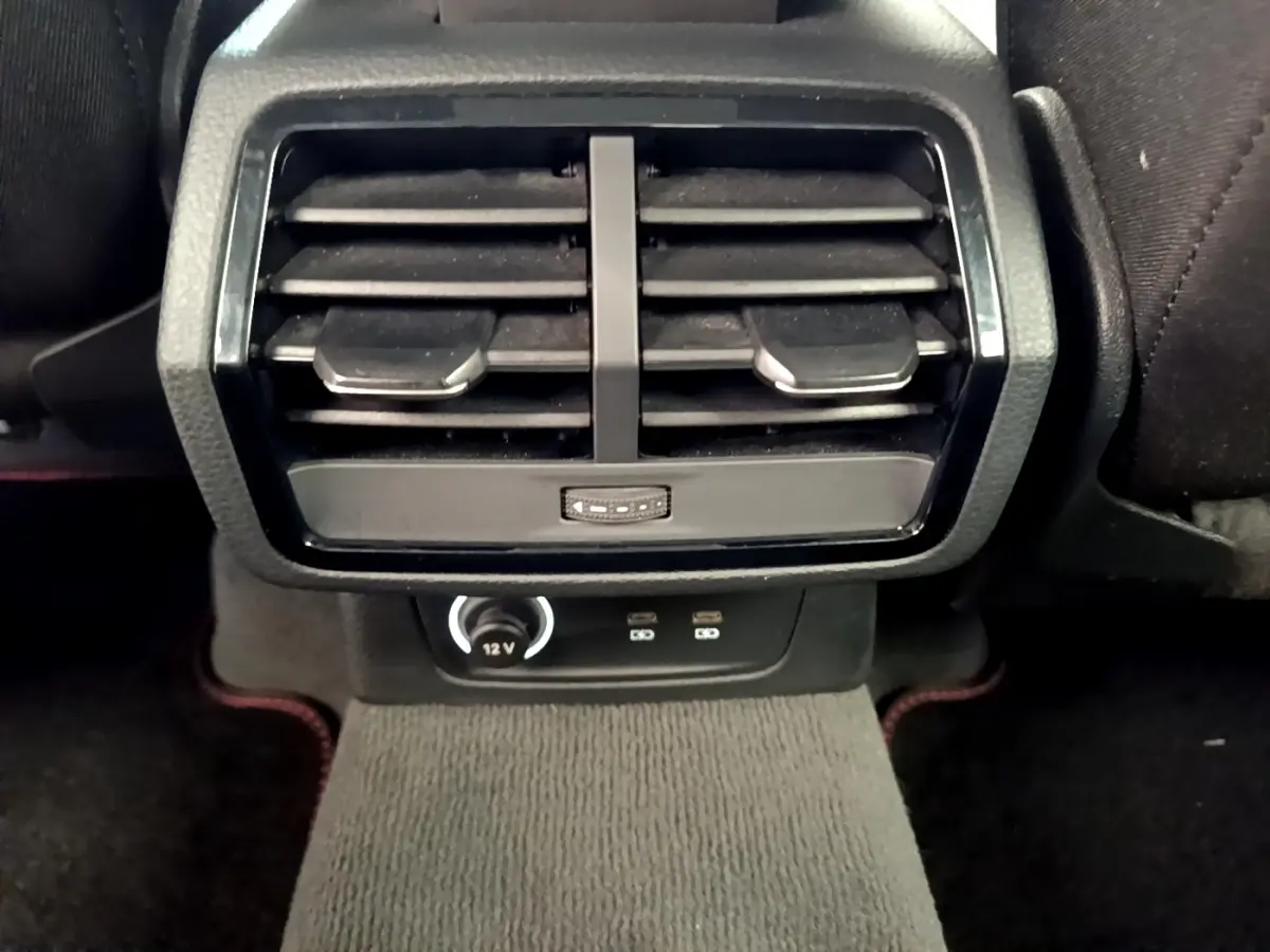 Gros plan sur la sortie d'air arrière noire et les ports USB-C du coffre de l'Audi Q3 bleu 35 TDI 2020