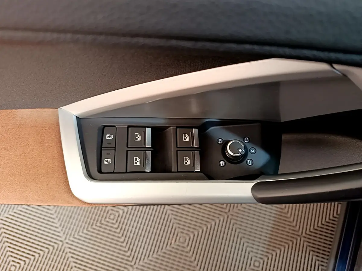 Commande des vitres et rétroviseurs côté conducteur de l'Audi Q3 bleu 35 TDI 2020, avec insert beige et noir.