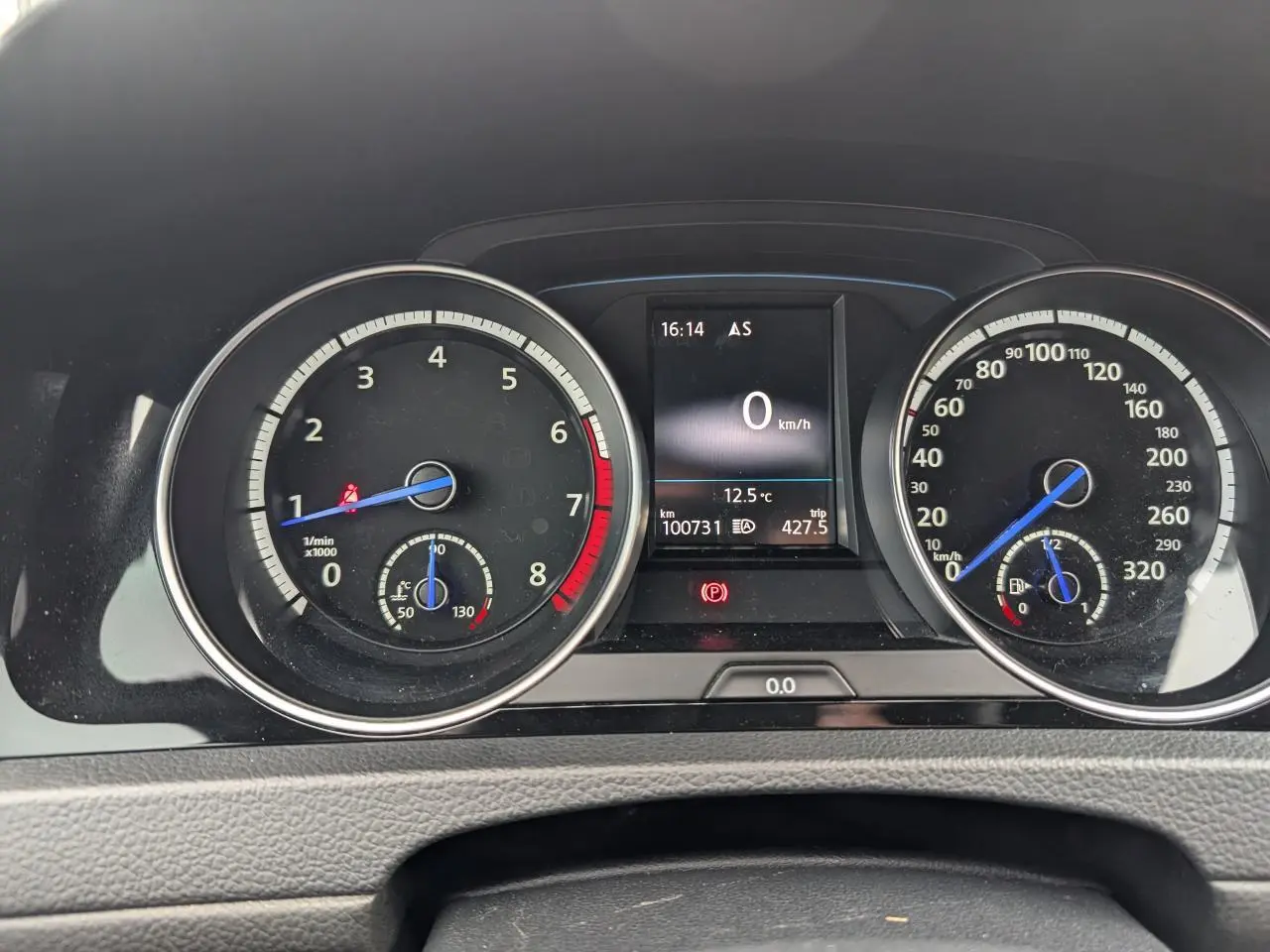 Tableau de bord de Volkswagen Golf 2.0 TSI R 2017, affichage digital et compteurs avec aiguilles bleues.