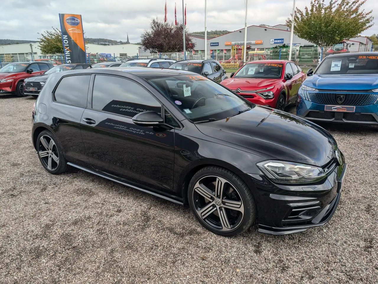 Volkswagen Golf VII R 4Motion noire vue en 3/4 avant droit avec jantes alliage et vitres teintées.