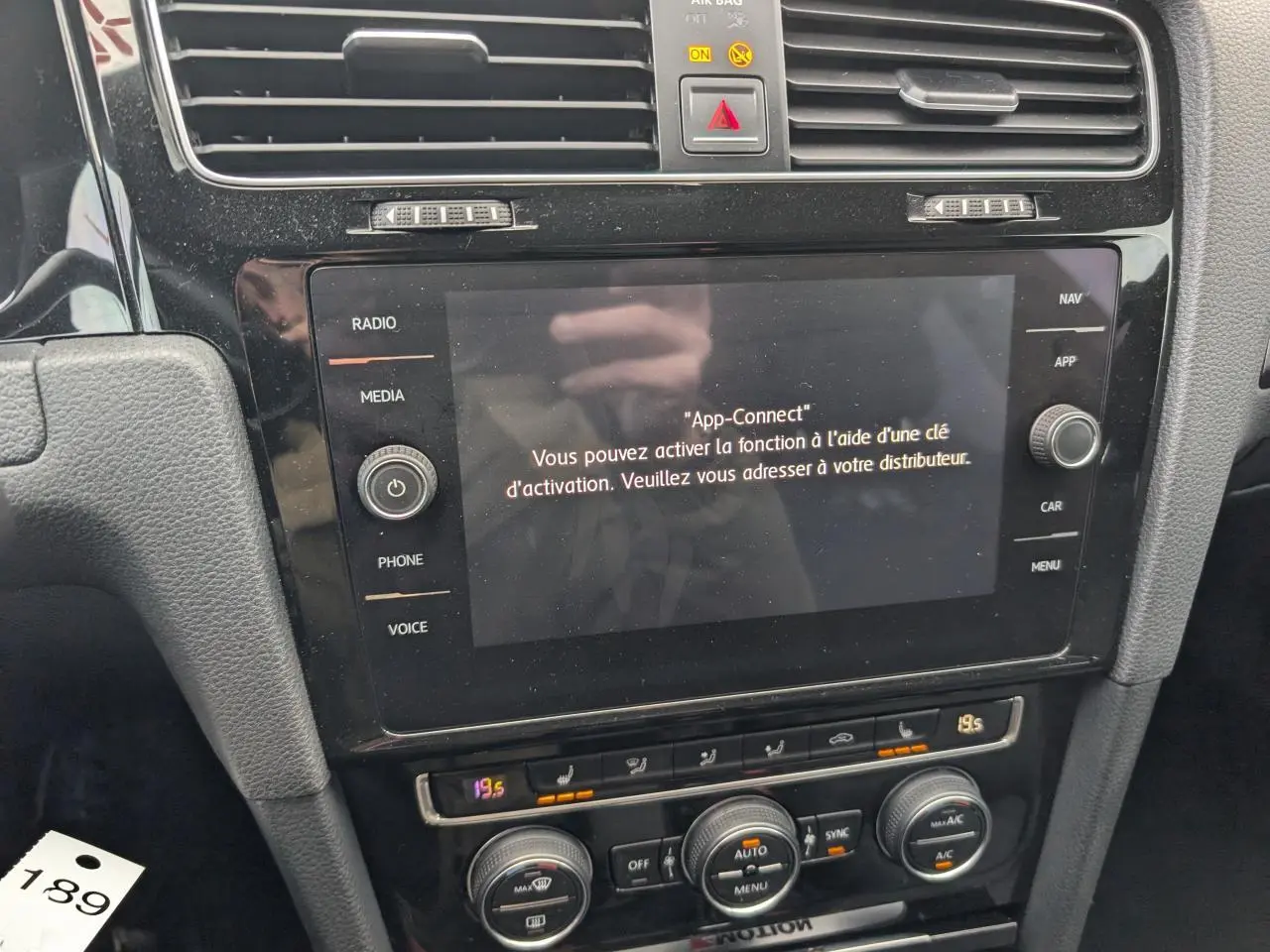 Écran tactile central avec message App-Connect dans l'habitacle noir de la Volkswagen Golf R 2017.