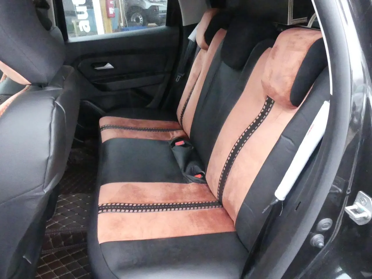 Vue intérieure côté droit sur la banquette arrière du Dacia Duster 2023 noir avec sellerie spécifique Extreme bicolore.