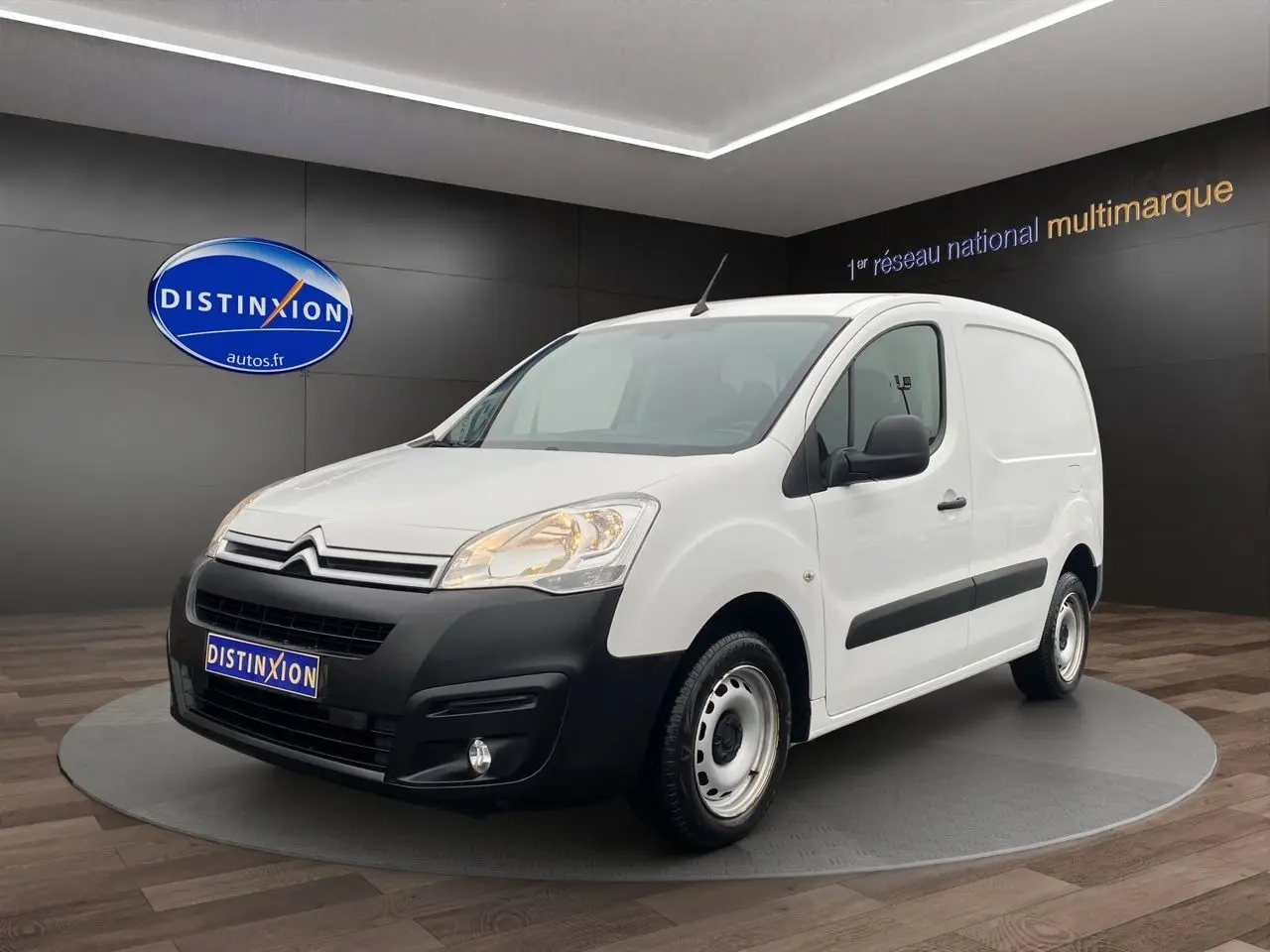 Vue 3/4 avant droite d’un Citroën Berlingo blanc 2018 avec pare-chocs noir et jantes acier simples.