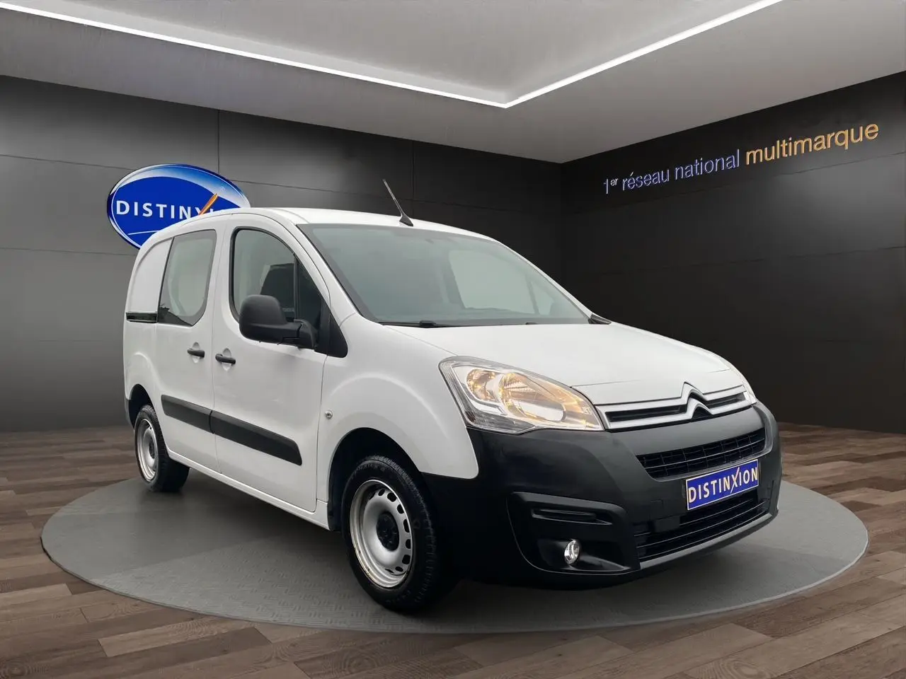 Citroën Berlingo Van M BlueHDi blanc vu en 3/4 avant droit avec pare-chocs noir et jantes acier simples.