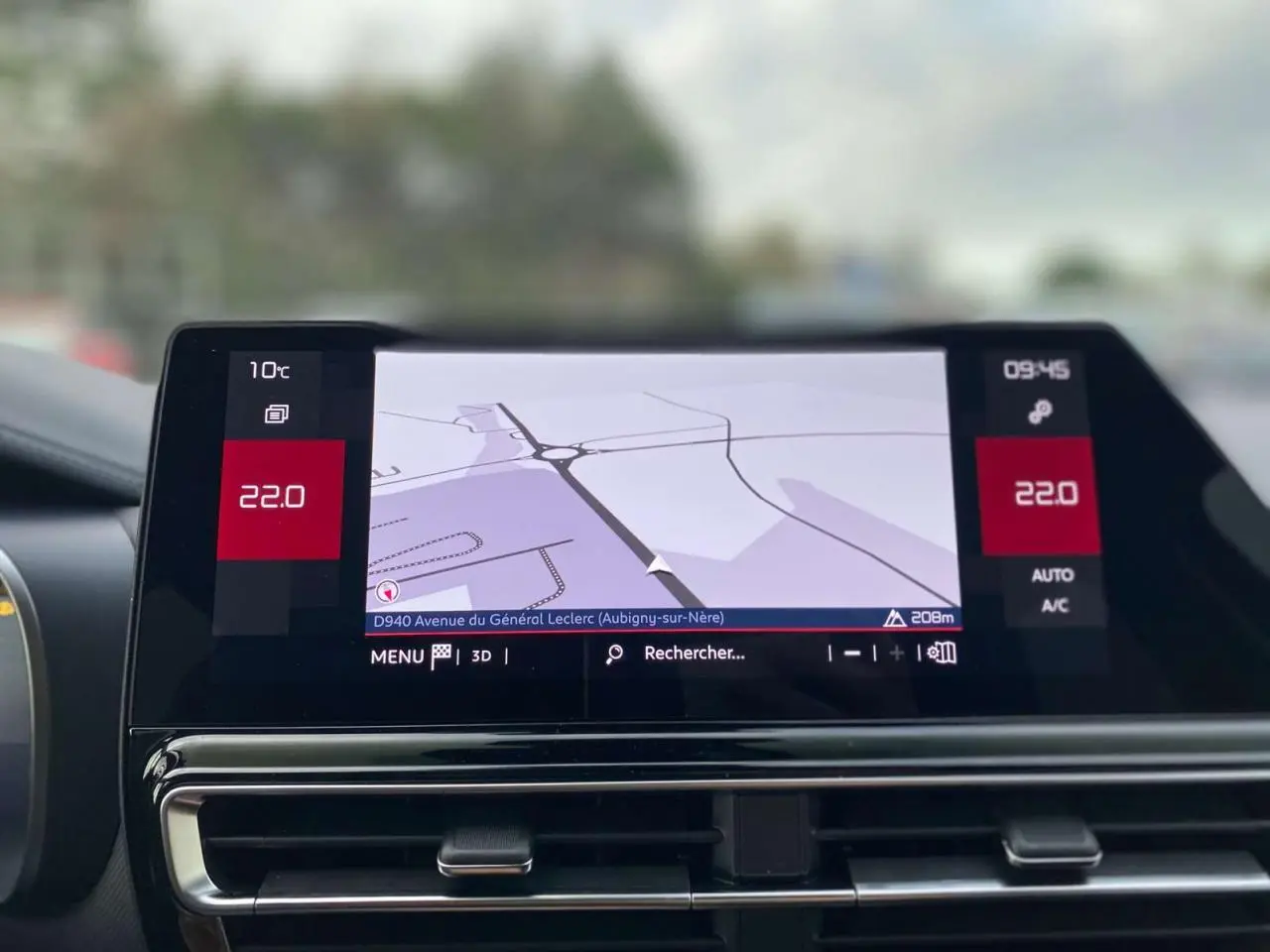 Écran tactile 10'' du système de navigation du Citroën C5 Aircross 2025, vue rapprochée de l'intérieur.