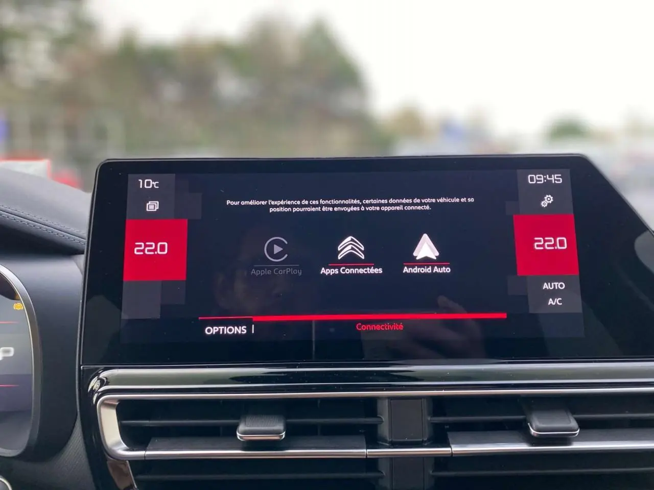 Écran tactile central 10'' du Citroën C5 Aircross 2025 affichant Apple CarPlay et Android Auto, ambiance intérieure moderne.