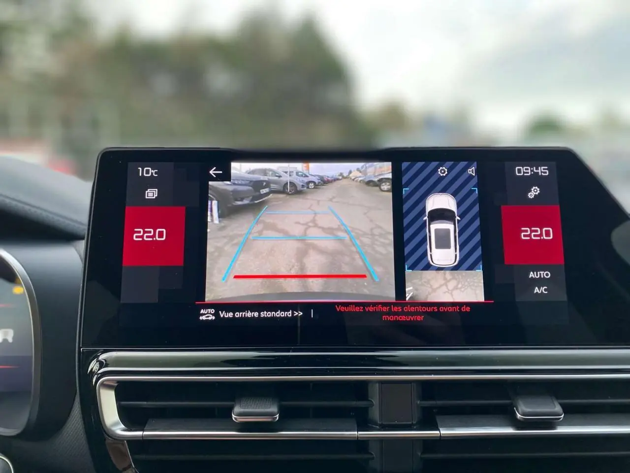 Écran tactile intérieur du Citroën C5 Aircross 2025 montrant la caméra de recul et l'affichage de la climatisation à 22°C.