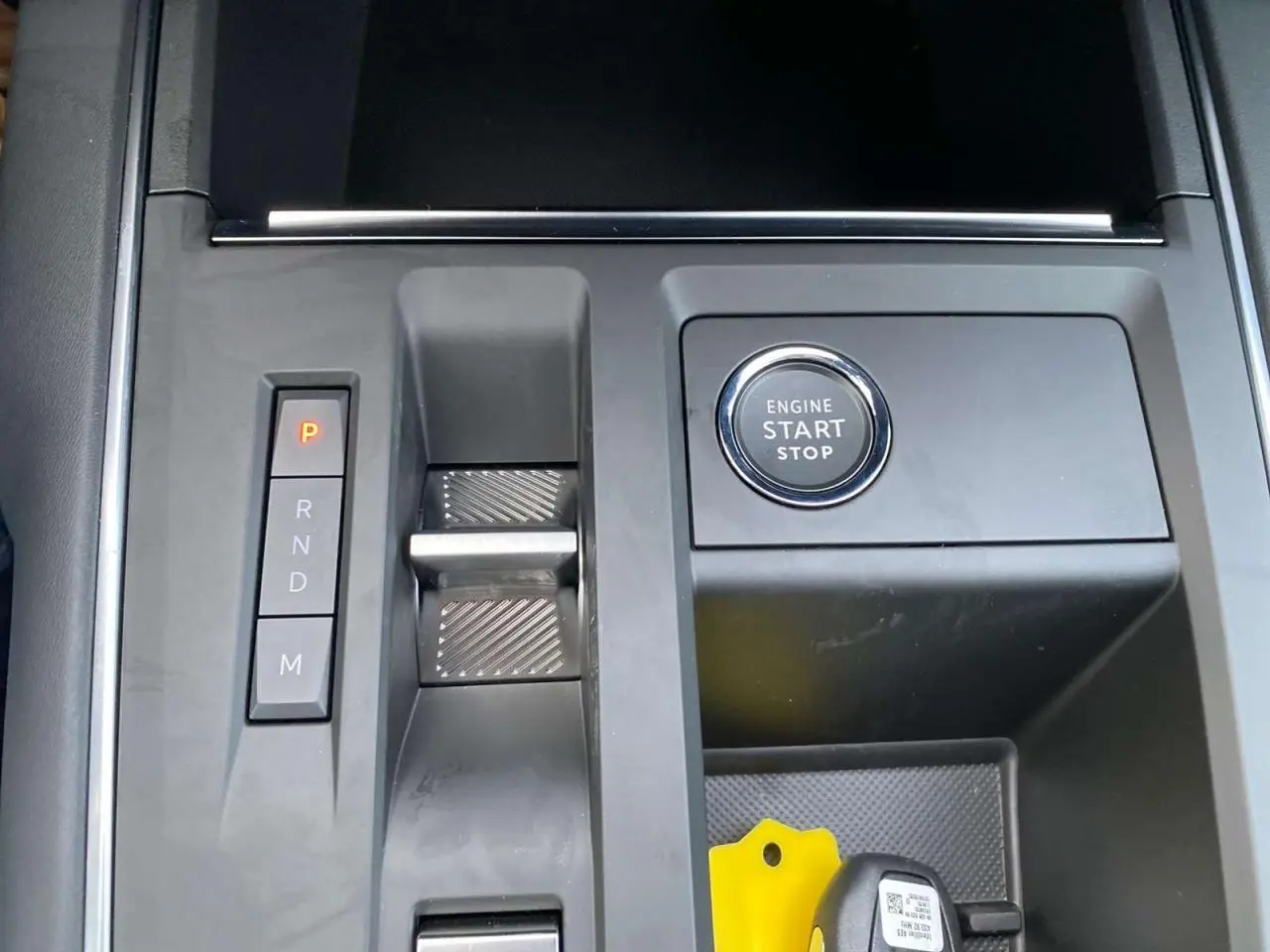 Gros plan sur la console centrale du Citroën C5 Aircross 2025, avec bouton start/stop et commande de boîte automatique.