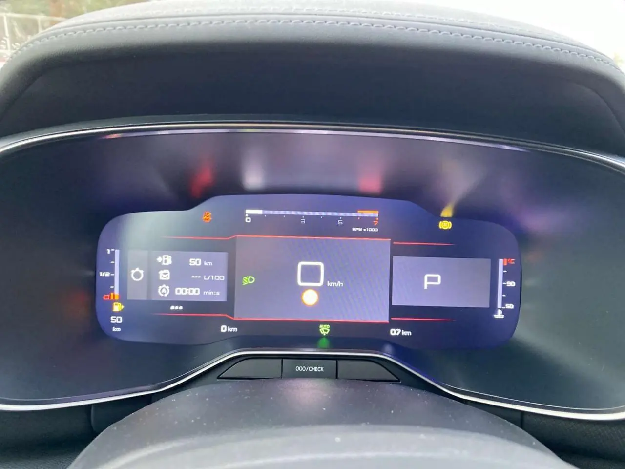 Vue rapprochée du combiné numérique 12,3" du Citroën C5 Aircross 2025, affichage digital clair et moderne.