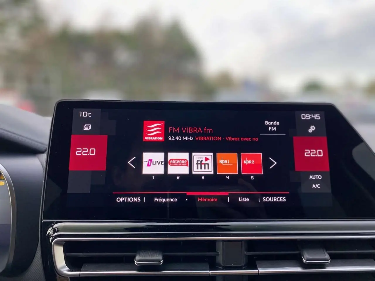Écran tactile 10 pouces du système de navigation du Citroën C5 Aircross 2025 affichant la radio FM.