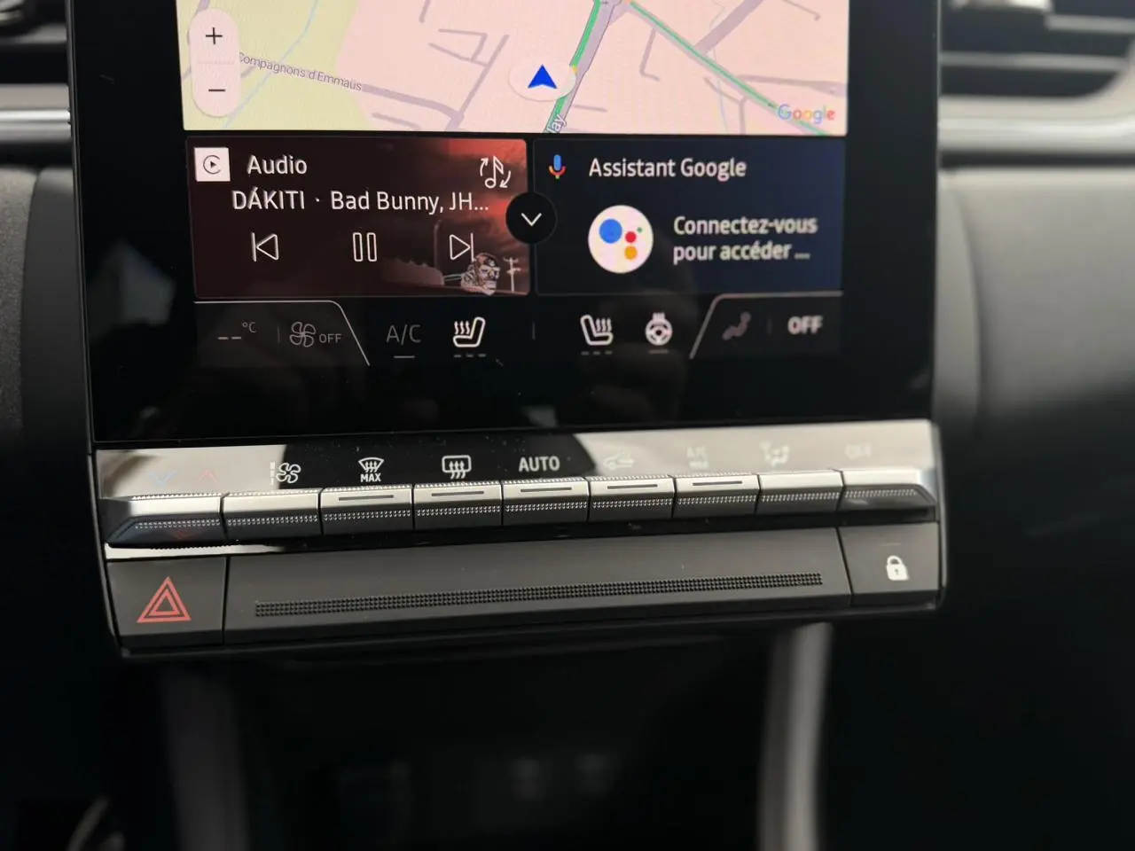 Détail de la console centrale du Renault Captur gris Rafale, avec écran tactile et commandes climatisation.