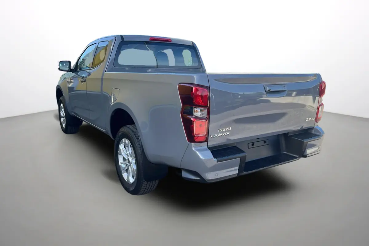 Vue 3/4 arrière droite d'un Isuzu D-MAX gris Kinabalu avec jantes alu 18 pouces et hayon fermé.