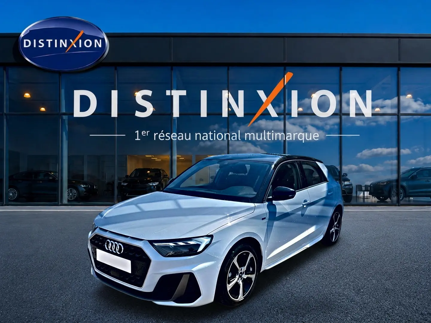 Audi A1 Sportback blanc et noir vue 3/4 avant droit, avec jantes alu et toit noir devant showroom Distinxion.