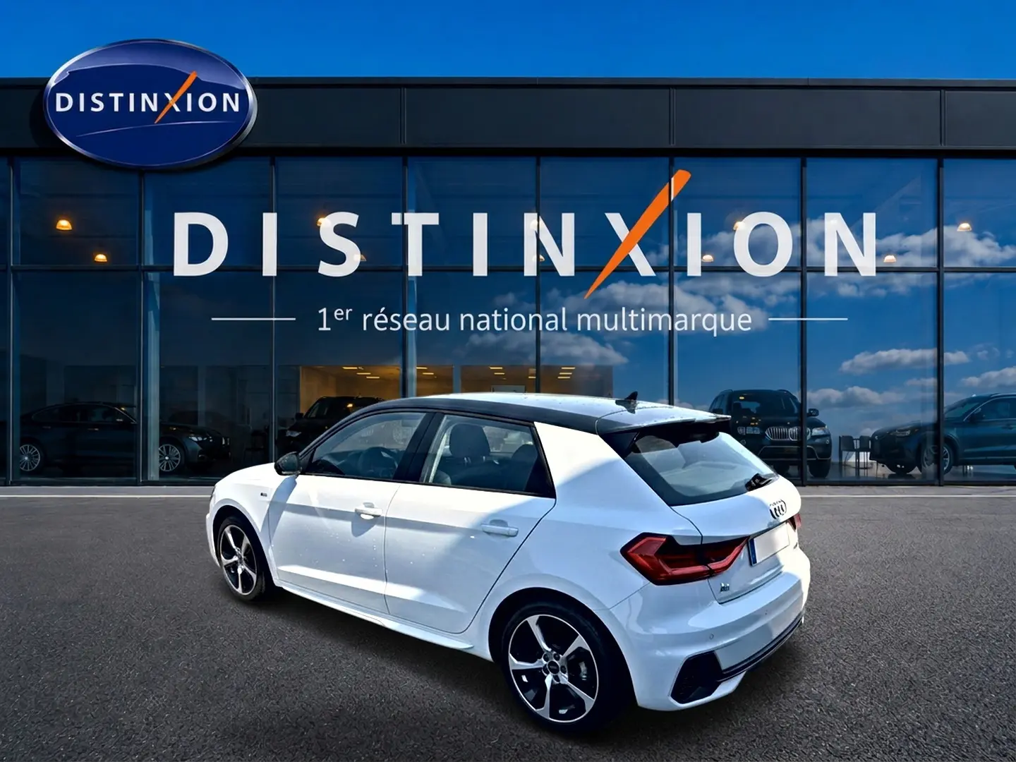 Audi A1 Sportback blanc à toit noir, vue 3/4 arrière droit, avec jantes alliage et becquet arrière noir.