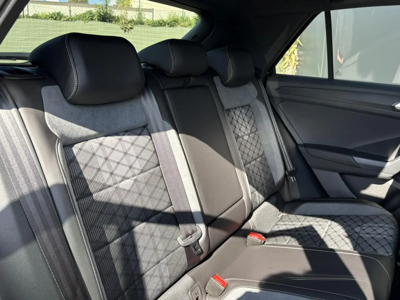 Vue latérale droite des sièges arrière en tissu et cuir du Volkswagen T-Roc 2.0 TDI 150 DSG7 R-Line noir Grenadilla.
