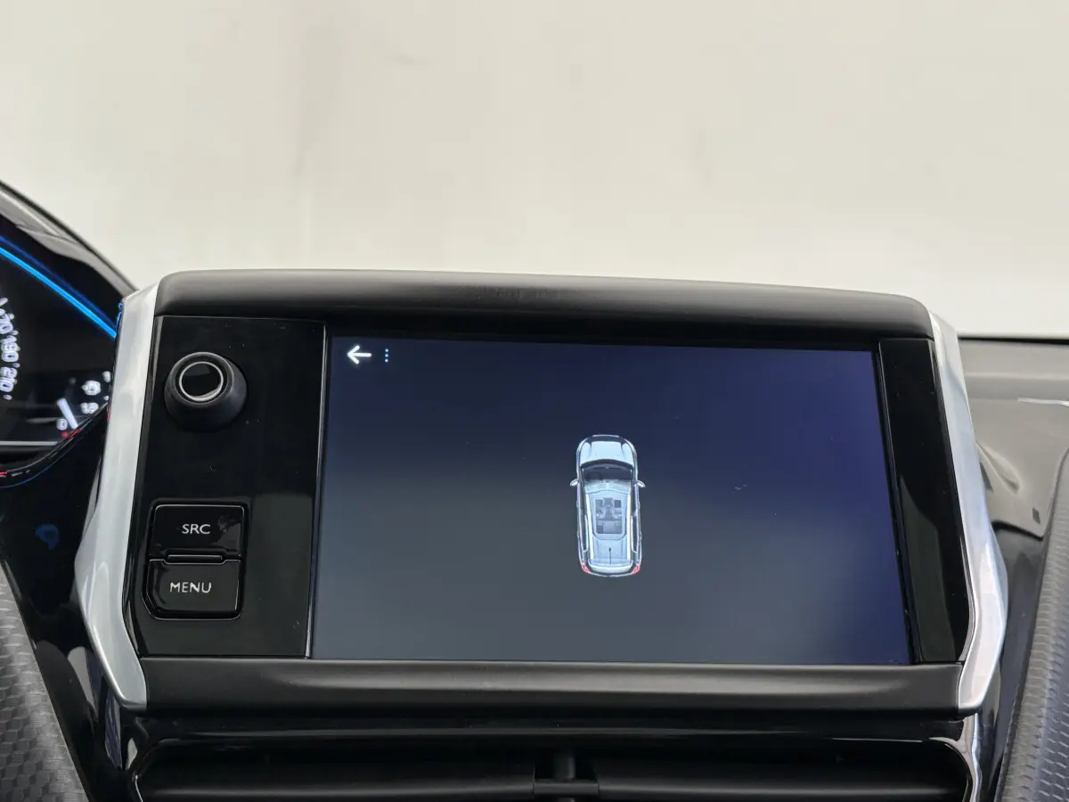 Écran tactile central du Peugeot 2008 Puretech 110 S&S Allure affichant la vue aérienne du véhicule.