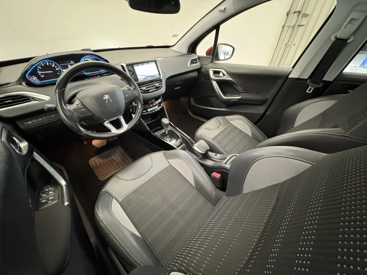 Intérieur du Peugeot 2008 Puretech 110 S&S EAT6 Allure 2019, vue côté conducteur, sièges noirs et tableau de bord moderne.