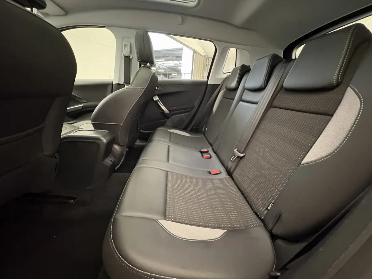 Vue intérieure côté droit sur la banquette arrière noire avec inserts gris du Peugeot 2008 Puretech 2019.