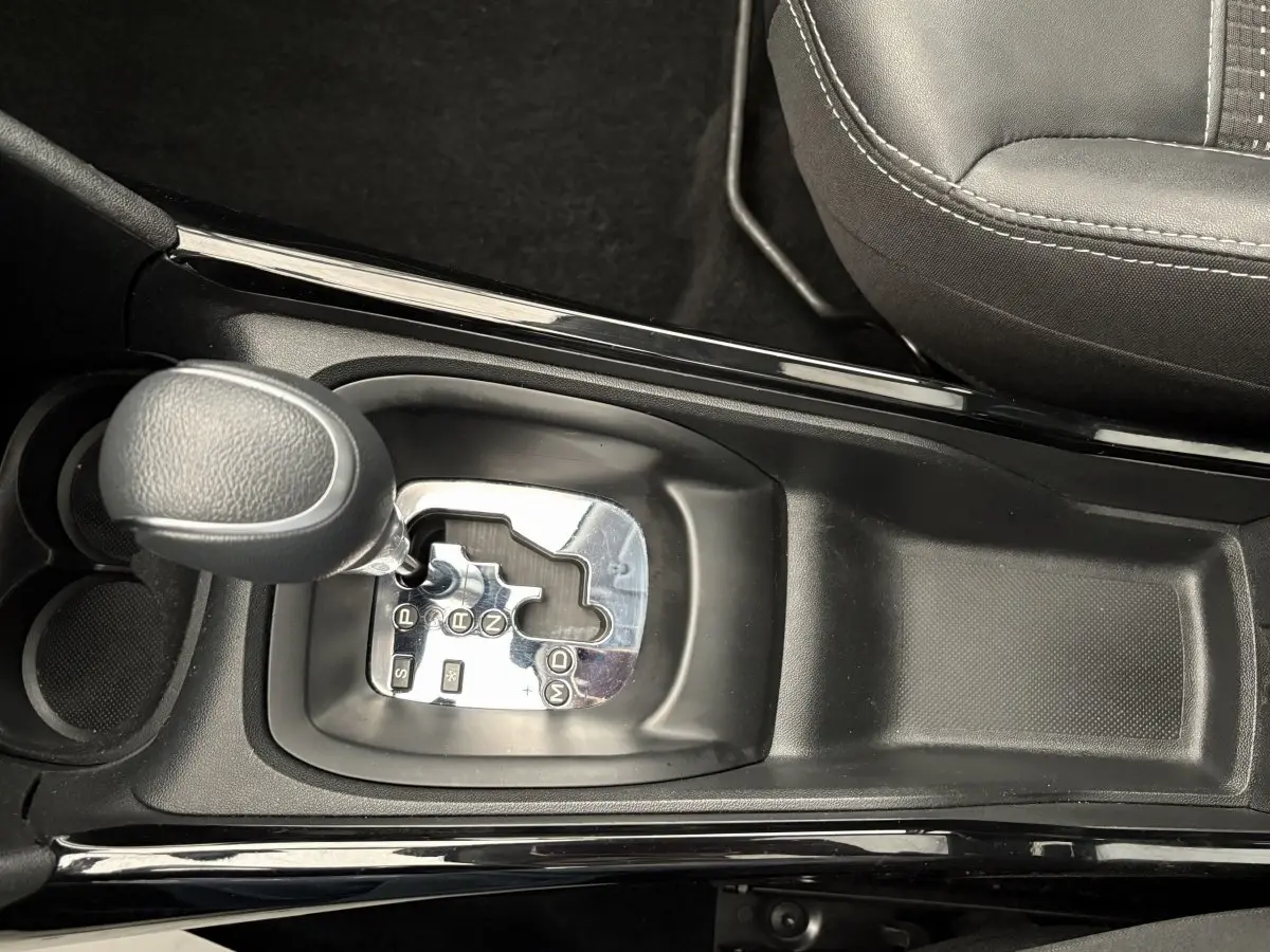 Vue rapprochée de la console centrale avec levier de boîte automatique sur Peugeot 2008 Puretech 110 S&S EAT6 Allure.