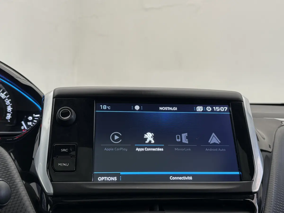 Écran tactile central du tableau de bord du Peugeot 2008 rouge, affichant les options Apple CarPlay et Android Auto.