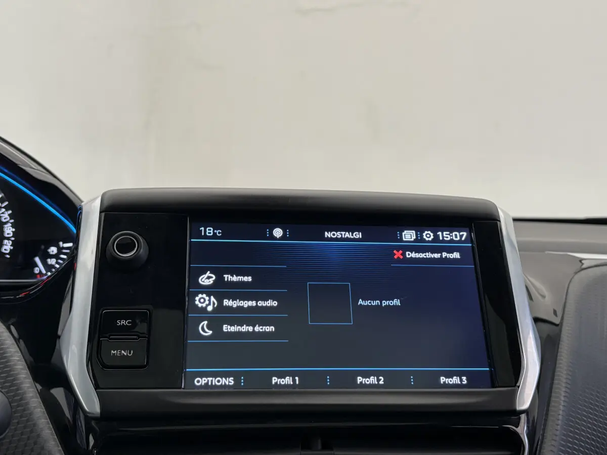 Écran tactile central de 7 pouces du tableau de bord du Peugeot 2008 Puretech 110 rouge, affichant le menu audio.