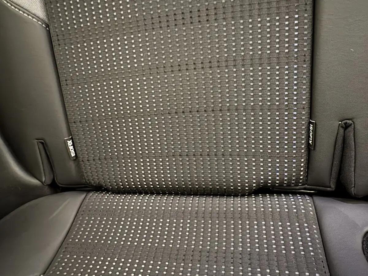 Gros plan sur la banquette arrière noire avec étiquette Isofix du Peugeot 2008 Puretech 2019.